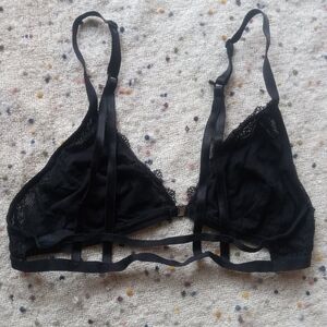 La Vie En Rose Black Lace Strappy Front Close Bralette